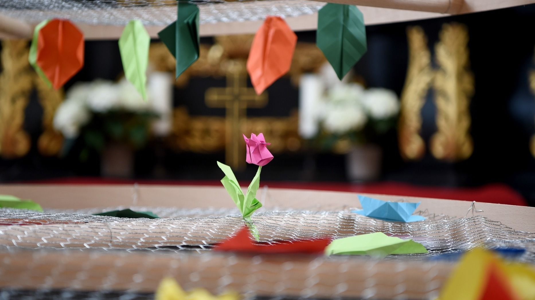 Auf Wachstums-Kurs: In der Andreaskapelle steht ein großer Baum, dessen Origamiblätter durch die Besucher des Doms nach und nach wachsen sollen. Foto: Bistum Fulda / Marzena Seidel
