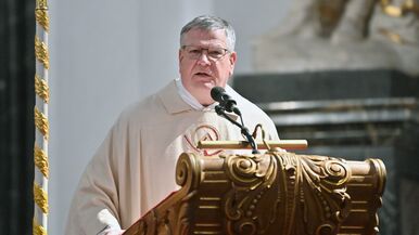 Prälat Christof Steinert predigt im Neujahrsgottesdienst im Fuldaer Dom über das Caritas-Jahresmotto 2026 „Zusammen geht was. Caritas verbindet Generationen“ und wirbt damit für Zusammenhalt und Verantwortung. Foto (Archiv): Bistum Fulda / Marzena Seidel