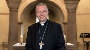 Bischof Dr. Michael Gerber ruft zum Jahresschluss im Fuldaer Dom dazu auf, Verantwortung über den eigenen Kreis hinaus zu übernehmen und Gemeinwohl sowie Menschenrechte zum Maßstab zu machen. Das Foto zeigt ihn wenige Tage vor Weihnachten in der Michaelskirche in Fulda. Foto: Bistum Fulda / Burkhard Beintken